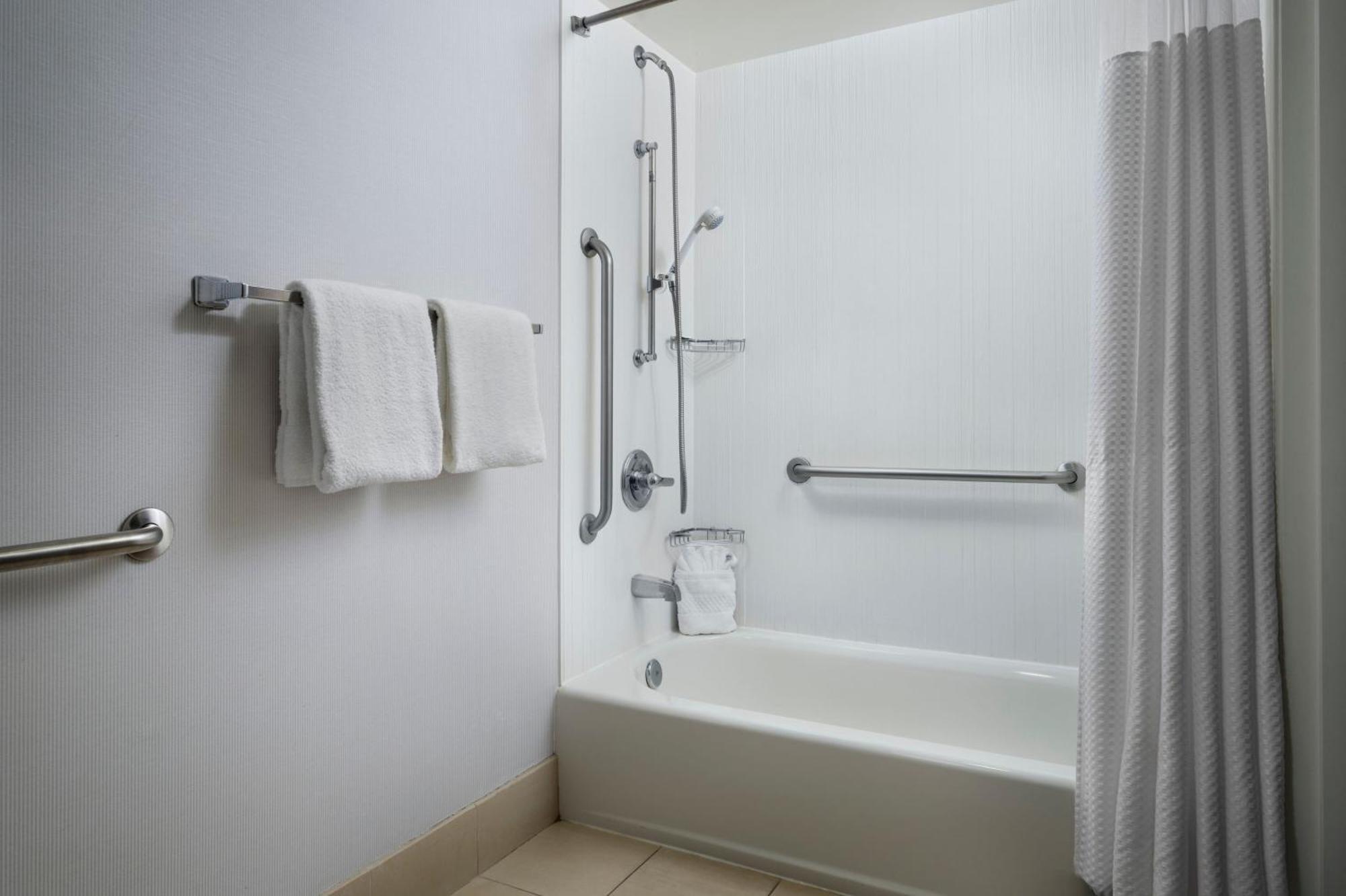 Courtyard By Marriott Stockton Hotel Bagian luar foto