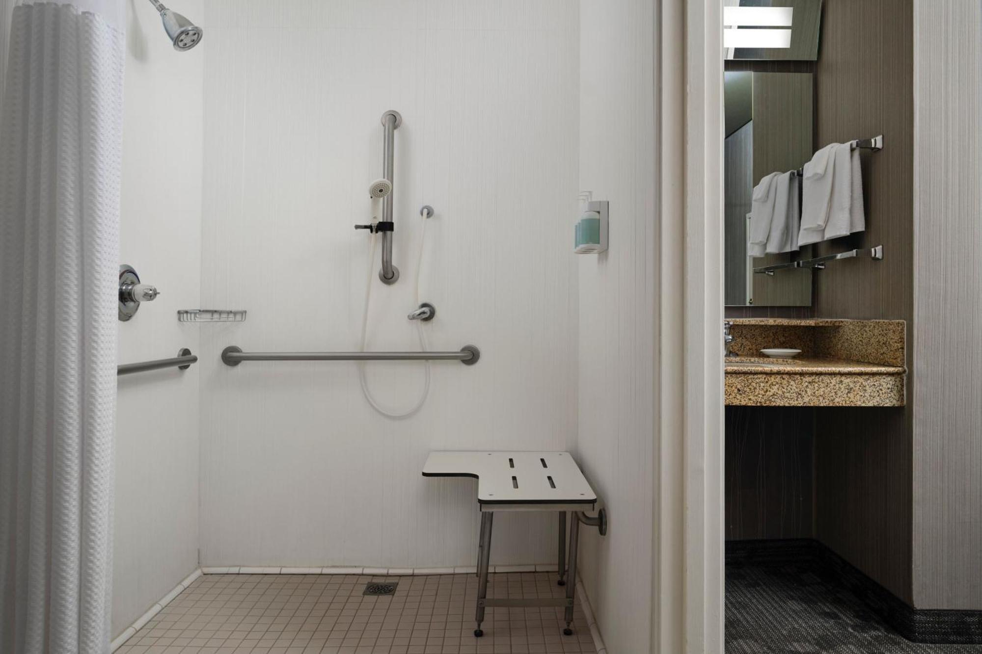 Courtyard By Marriott Stockton Hotel Bagian luar foto