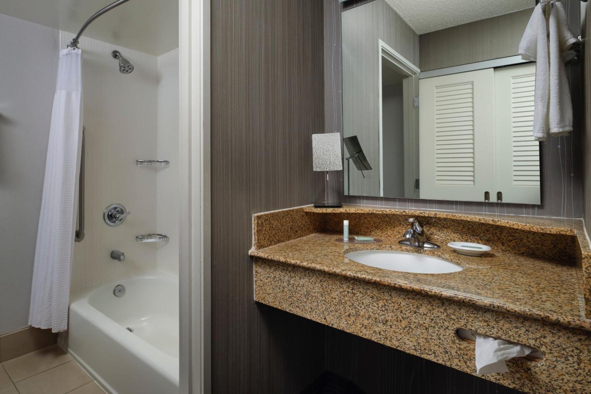 Courtyard By Marriott Stockton Hotel Bagian luar foto
