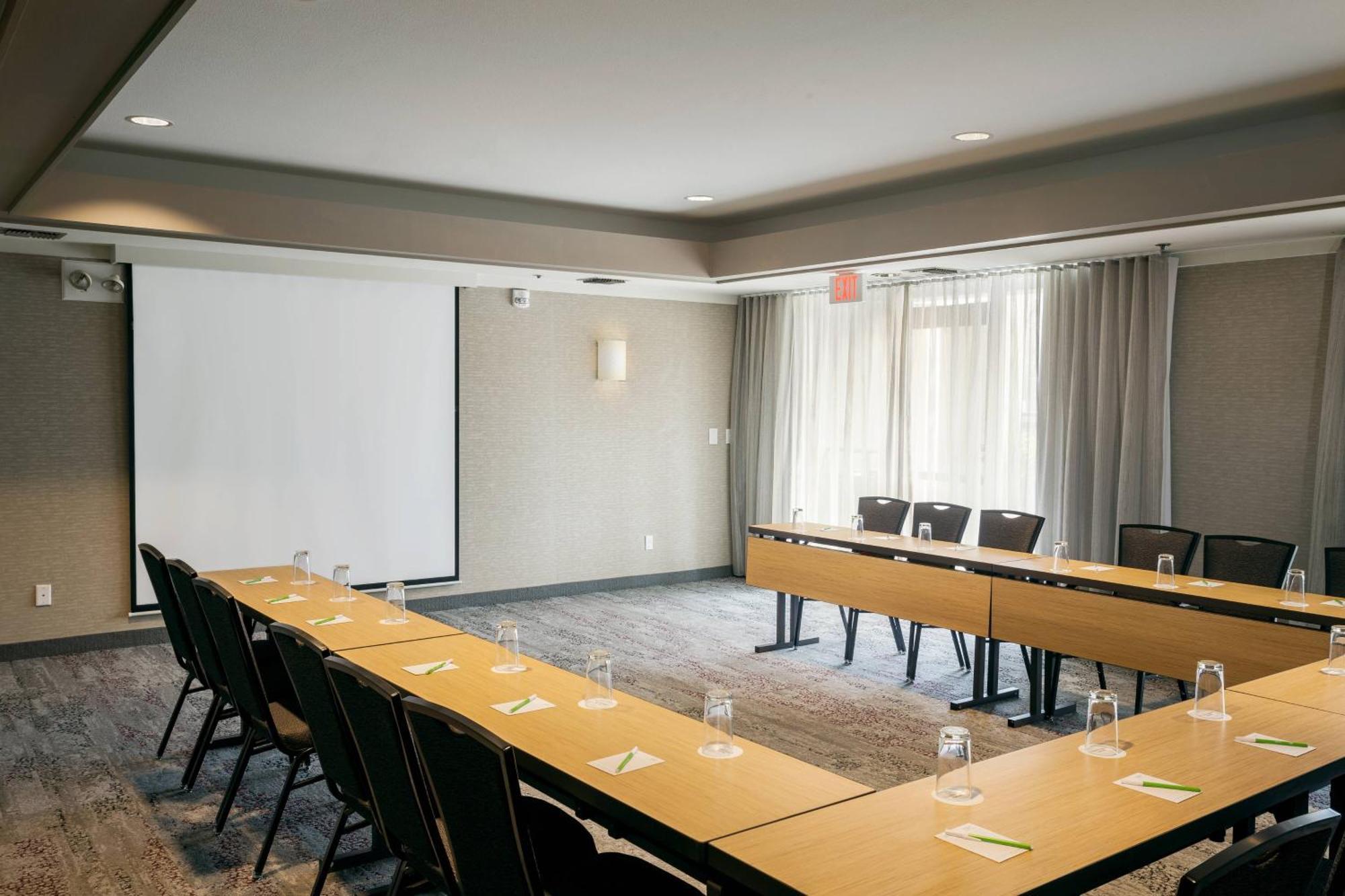 Courtyard By Marriott Stockton Hotel Bagian luar foto