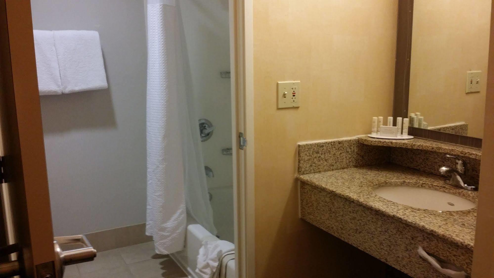 Courtyard By Marriott Stockton Hotel Bagian luar foto