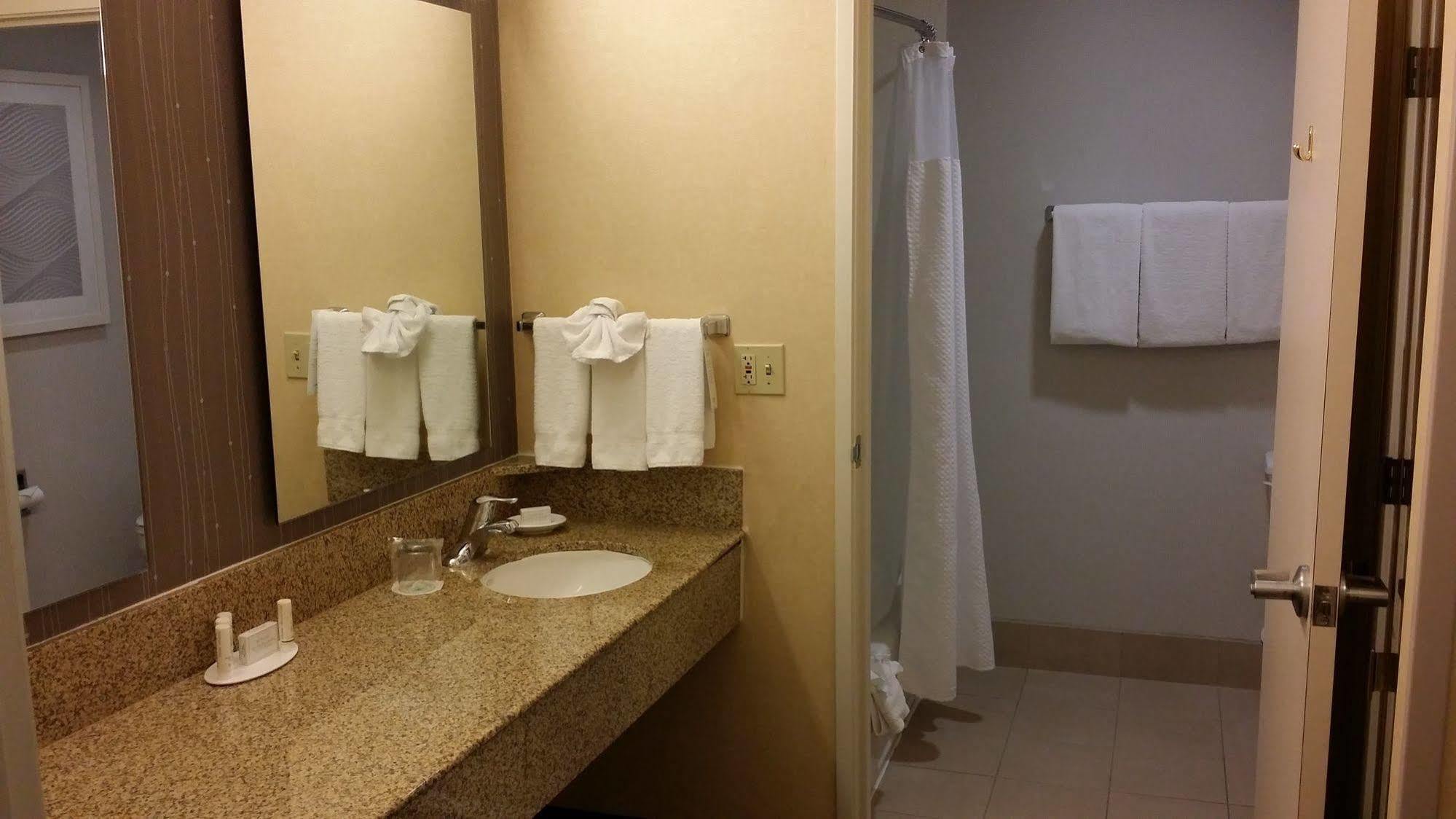 Courtyard By Marriott Stockton Hotel Bagian luar foto